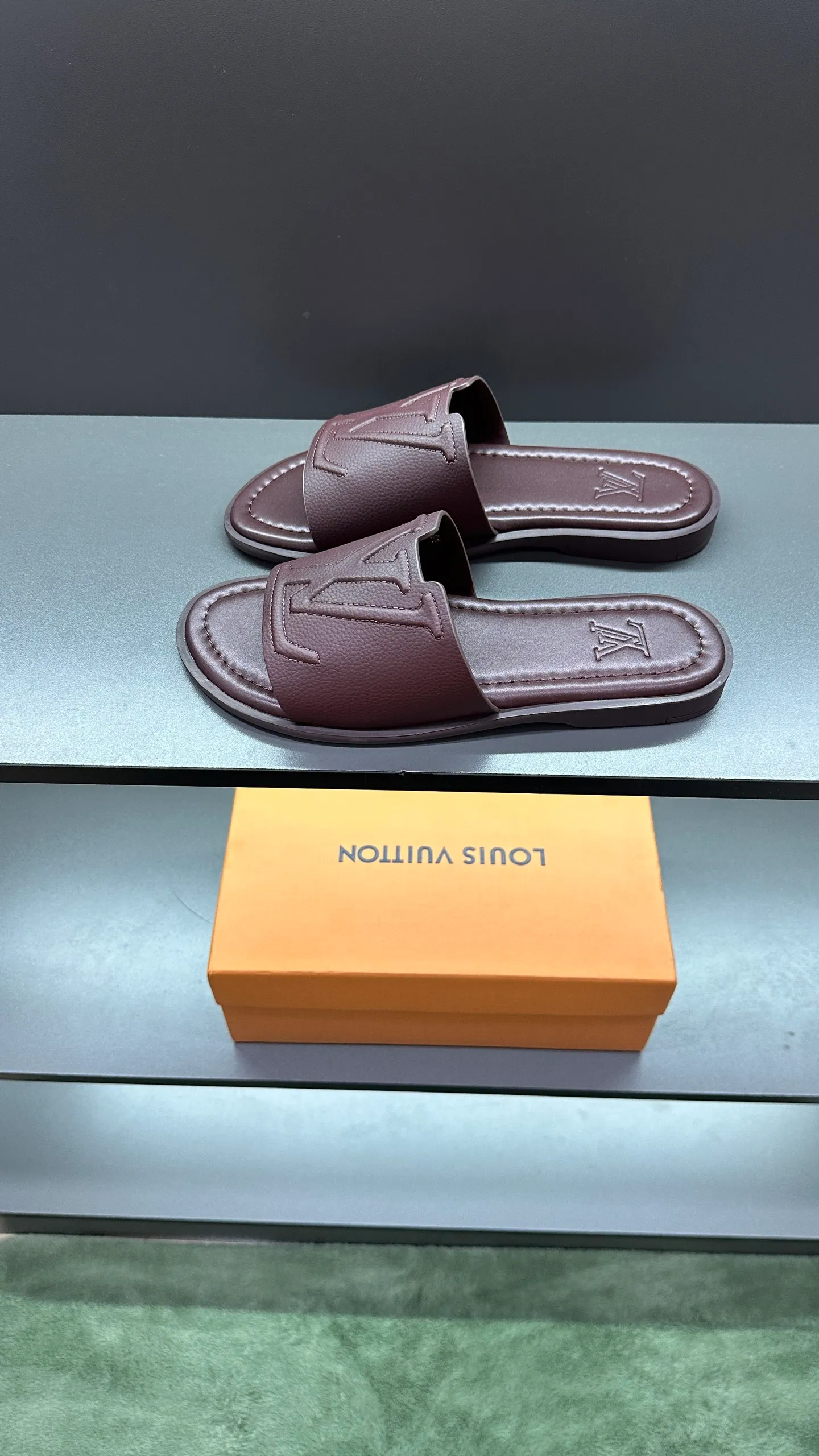 P280 🔍Top purchasing agent LV men's spring and summer slippers counter synchronized. The uppers are made of cowhide fabric imported from Italy, with logo graphics and high-quality craftsmanship. The soles are: original soles specially provided by the original factory. Exclusive molded soles are super comfortable. Original factory follow-up orders. 🔍🔍High quality. You can enter and exit the counter at will. Welcome to compare. Size 38-45